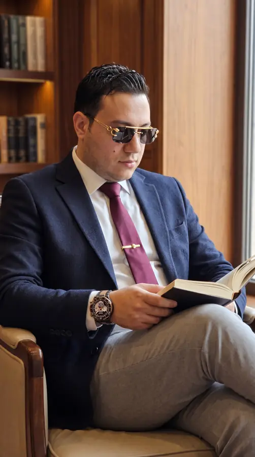 المستشار صفوت أبوزيد أثناء القراءة